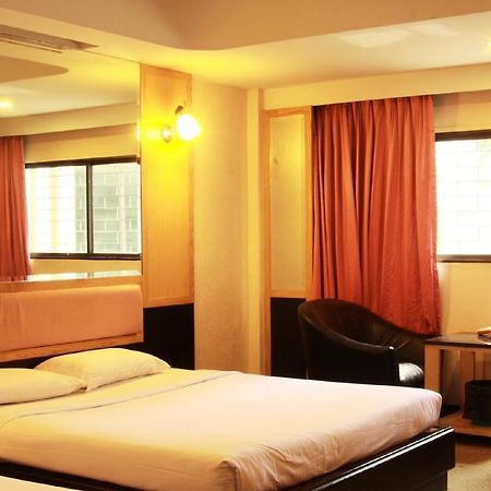 Pradipat Hotel Бангкок Экстерьер фото