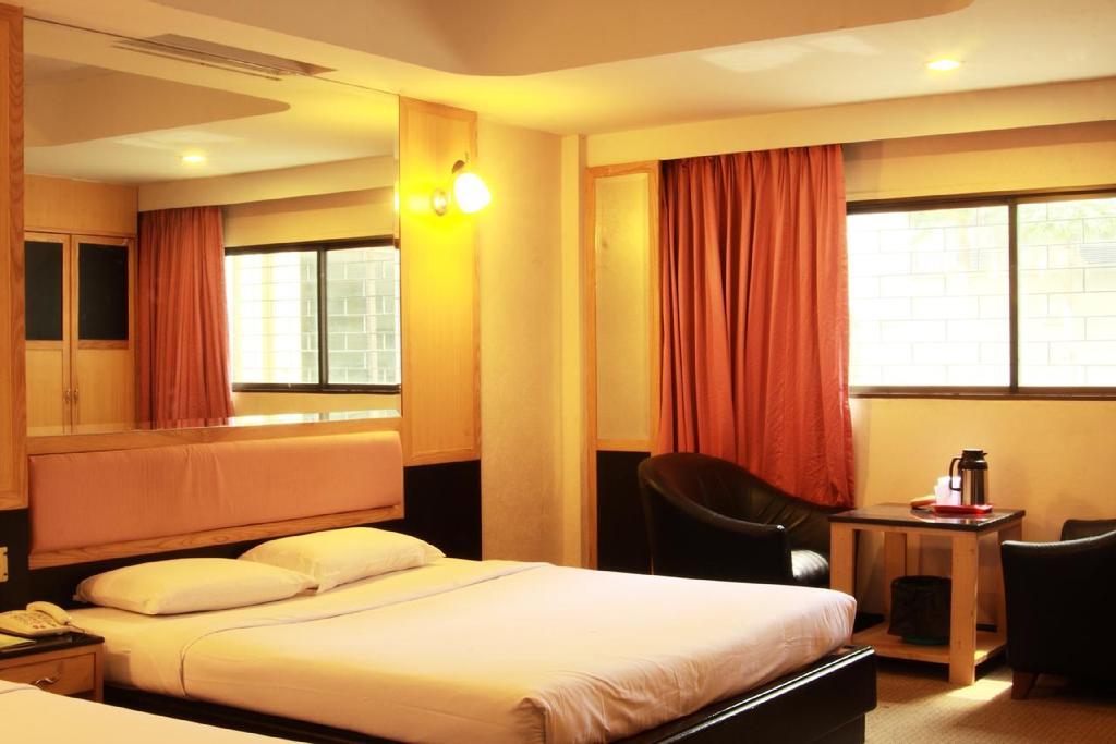 Pradipat Hotel Бангкок Экстерьер фото