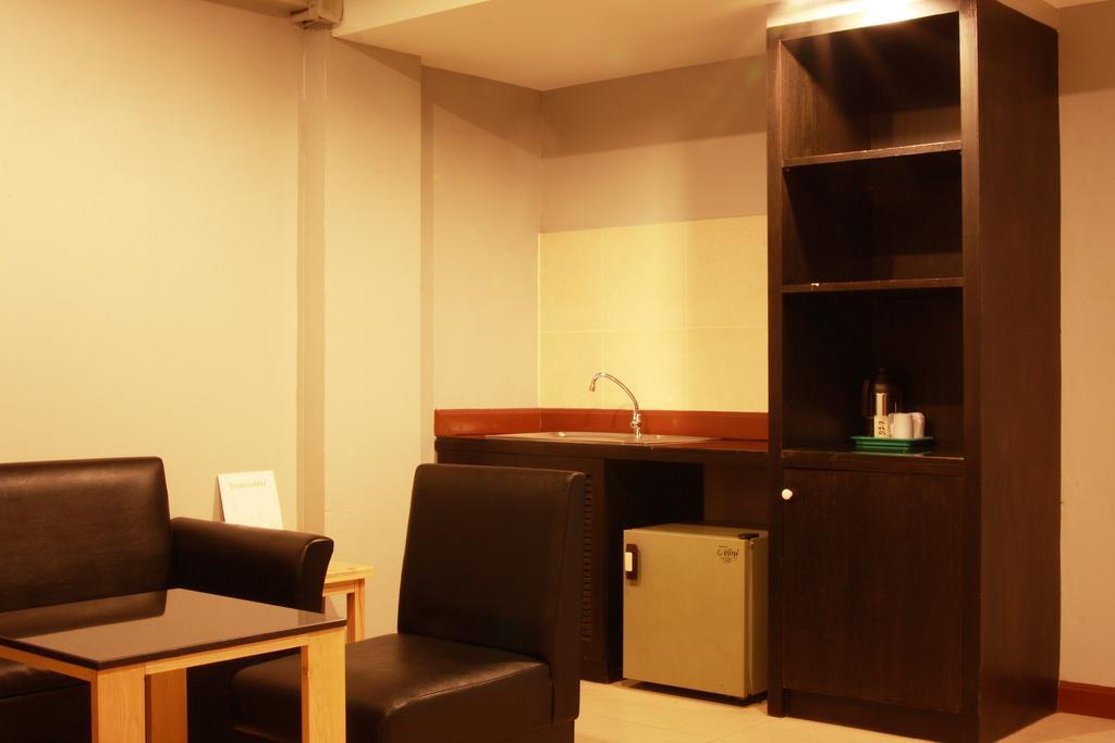 Pradipat Hotel Бангкок Экстерьер фото