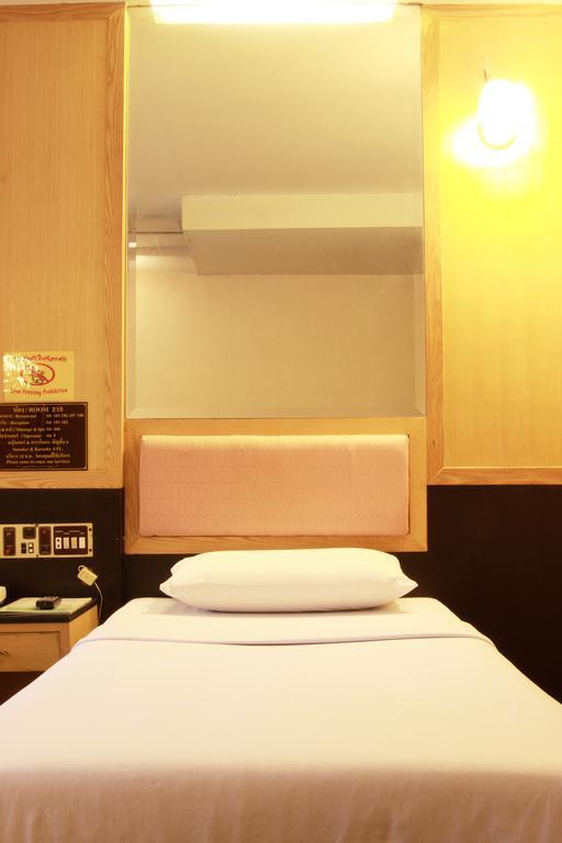 Pradipat Hotel Бангкок Экстерьер фото
