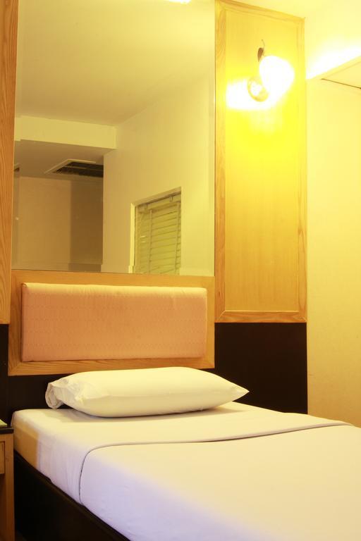 Pradipat Hotel Бангкок Экстерьер фото